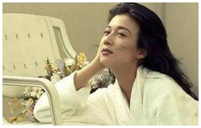 成龙猛追吴绮莉甜蜜细节曝光！原来成龙曾对她这么好？