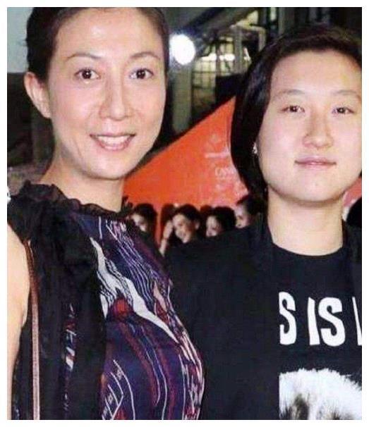 成龙猛追吴绮莉甜蜜细节曝光！原来成龙曾对她这么好？