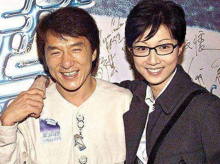 成龙猛追吴绮莉甜蜜细节曝光！原来成龙曾对她这么好？