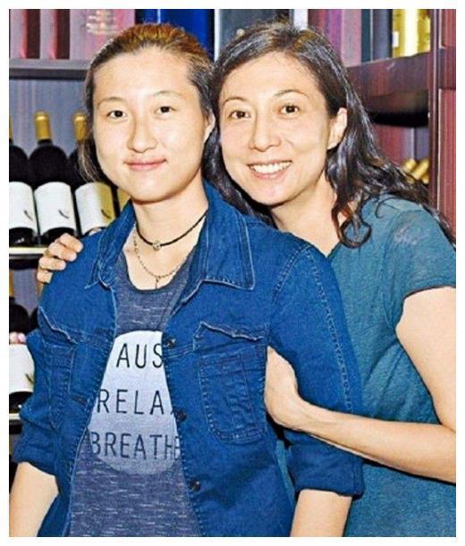 成龙猛追吴绮莉甜蜜细节曝光！原来成龙曾对她这么好？