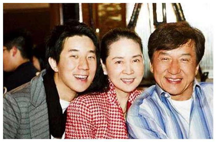 成龙猛追吴绮莉甜蜜细节曝光！原来成龙曾对她这么好？