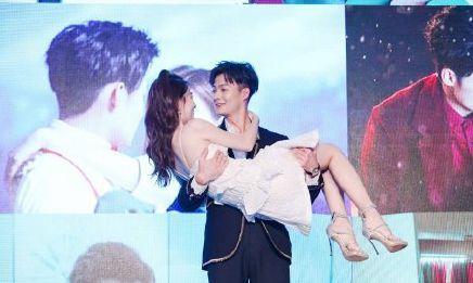 徐璐张铭恩官宣恋情后现身同一机场，故意分开走不同框