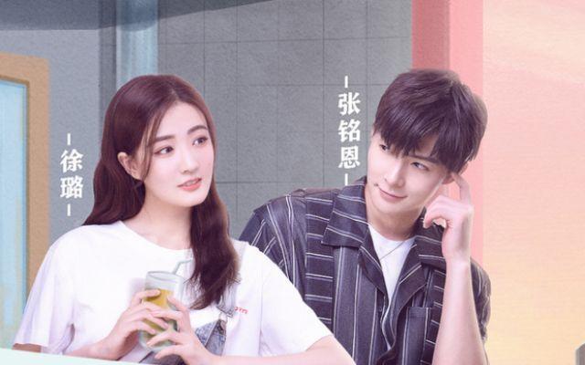 徐璐张铭恩官宣恋情后现身同一机场，故意分开走不同框