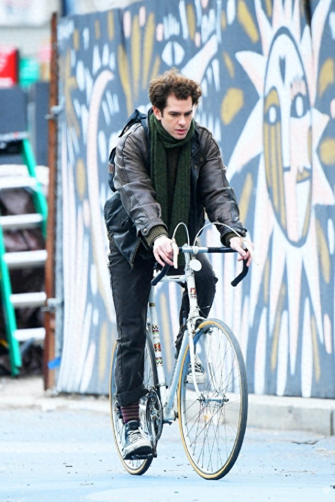 分享安德鲁·加菲尔德片场照，随性与自然，不爽型的酷