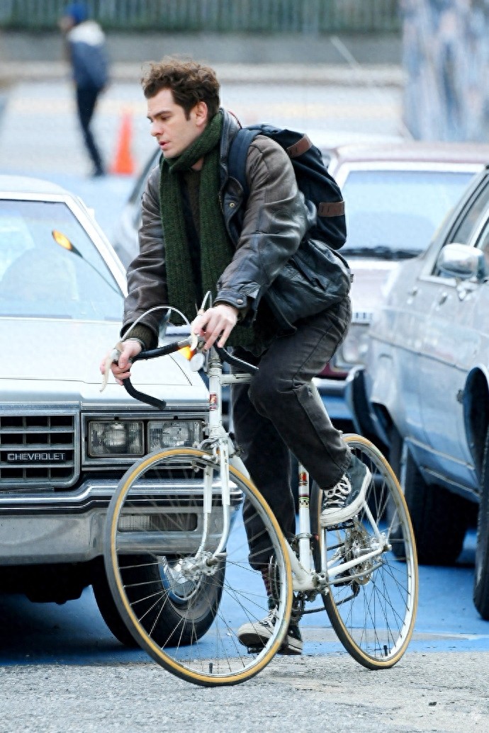 分享安德鲁·加菲尔德片场照，随性与自然，不爽型的酷