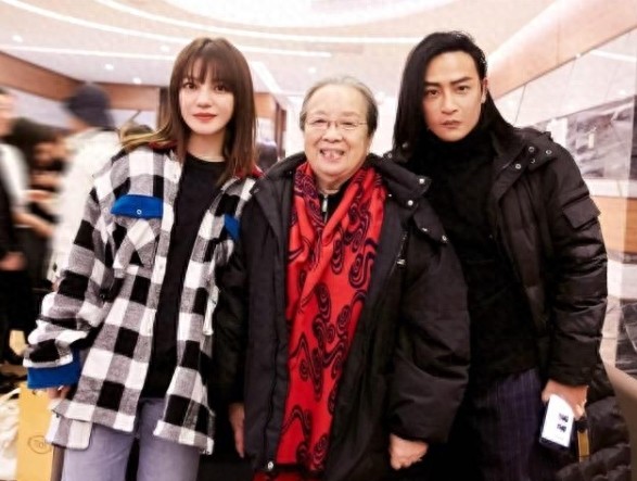 《还珠格格》又上演回忆杀，小燕子、容嬷嬷、五阿哥和尔泰合照啦