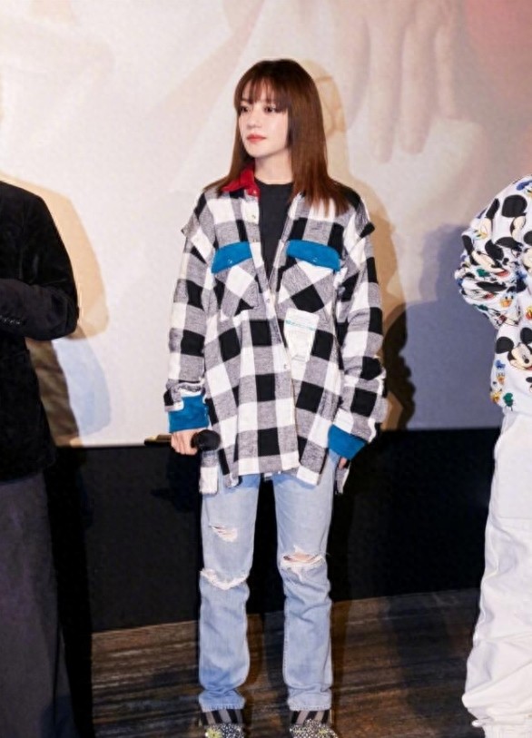 《还珠格格》又上演回忆杀，小燕子、容嬷嬷、五阿哥和尔泰合照啦