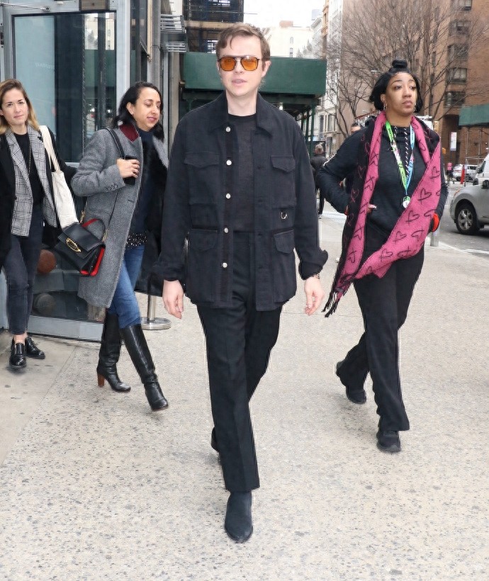 戴恩·德哈恩气质亮相，一袭黑色look低调帅气，墨镜一戴惊人青春