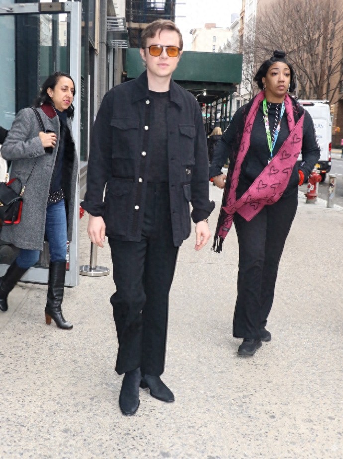 戴恩·德哈恩气质亮相，一袭黑色look低调帅气，墨镜一戴惊人青春