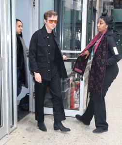 ​戴恩·德哈恩气质亮相，一袭黑色look低调帅气，墨镜一戴惊人青春