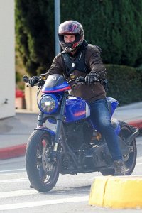 ​基努·里维斯新街拍，骑着一辆帅气的蓝色机车，演绎机车大叔