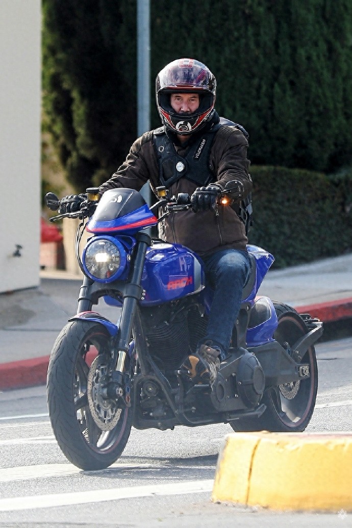 基努·里维斯新街拍，骑着一辆帅气的蓝色机车，演绎机车大叔