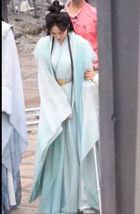 唐嫣拍摄《念无双》受伤 拄拐拍戏依旧清雅靓丽