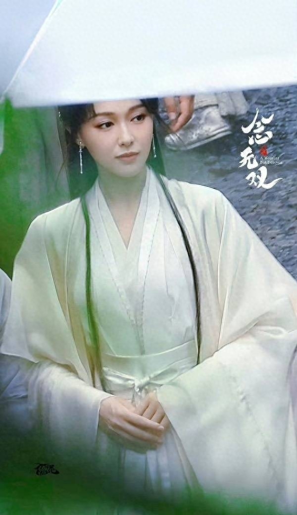 唐嫣拍摄《念无双》受伤 拄拐拍戏依旧清雅靓丽