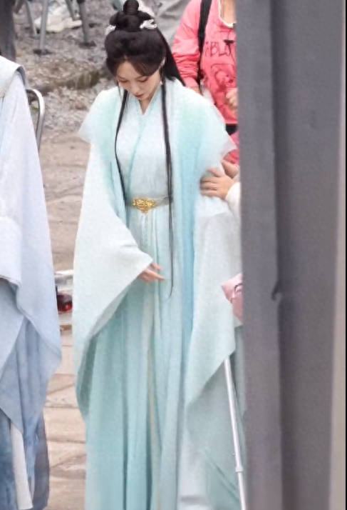 唐嫣拍摄《念无双》受伤 拄拐拍戏依旧清雅靓丽