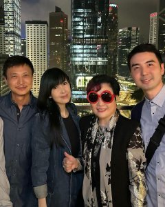 ​周慧敏罕见与丈夫倪震同框参加派对，恩爱合影破婚变传闻