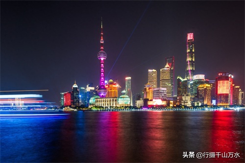 外滩实拍上海陆家嘴金融中心夜景，摩天大楼灯光璀璨