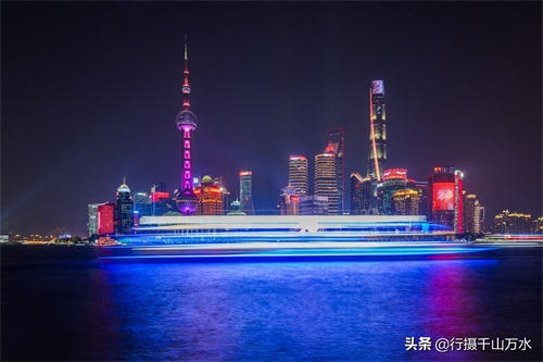 外滩实拍上海陆家嘴金融中心夜景，摩天大楼灯光璀璨