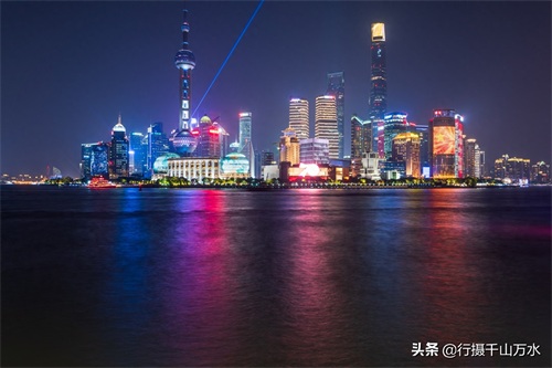 外滩实拍上海陆家嘴金融中心夜景，摩天大楼灯光璀璨