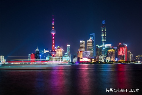 外滩实拍上海陆家嘴金融中心夜景，摩天大楼灯光璀璨