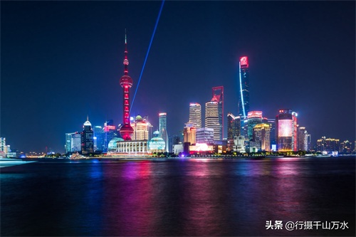 外滩实拍上海陆家嘴金融中心夜景，摩天大楼灯光璀璨