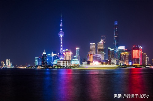 外滩实拍上海陆家嘴金融中心夜景，摩天大楼灯光璀璨