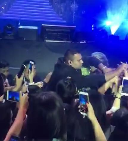 薛之谦下台互动 险被拉倒 网友：幸亏有保镖 不然又是事故！