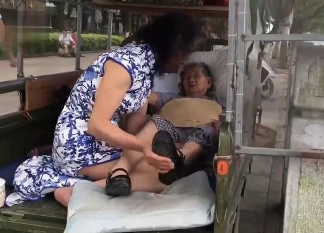 50岁大叔 为哄老母亲高兴 扮去世妹妹20年