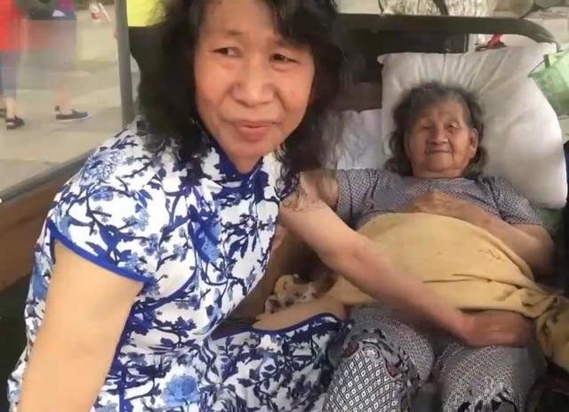 50岁大叔 为哄老母亲高兴 扮去世妹妹20年