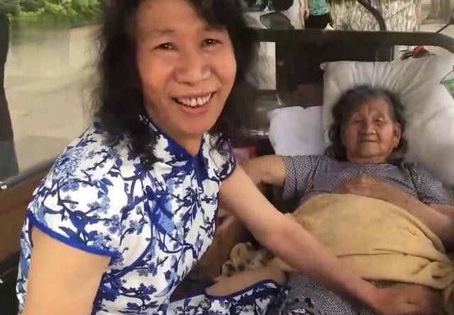 50岁大叔 为哄老母亲高兴 扮去世妹妹20年