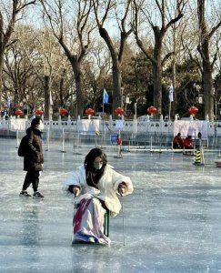 ​周迅户外滑冰被偶遇，穿汉服长裙举止淑女，被赞散发仙女气质