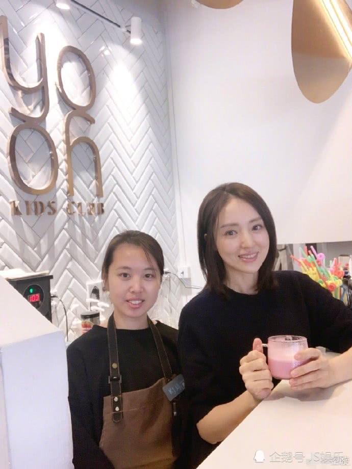 董璇新年首晒素颜自拍颜值养眼