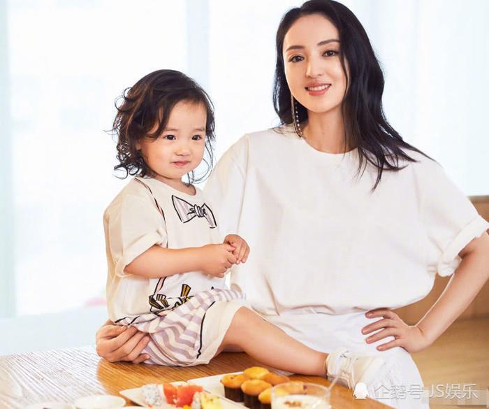 董璇新年首晒素颜自拍颜值养眼