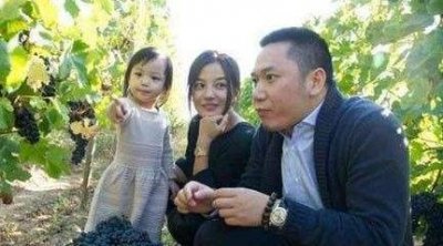 ​赵薇晒女儿小四月近照, 简直是妈妈的翻版, 网友称: 小小燕子