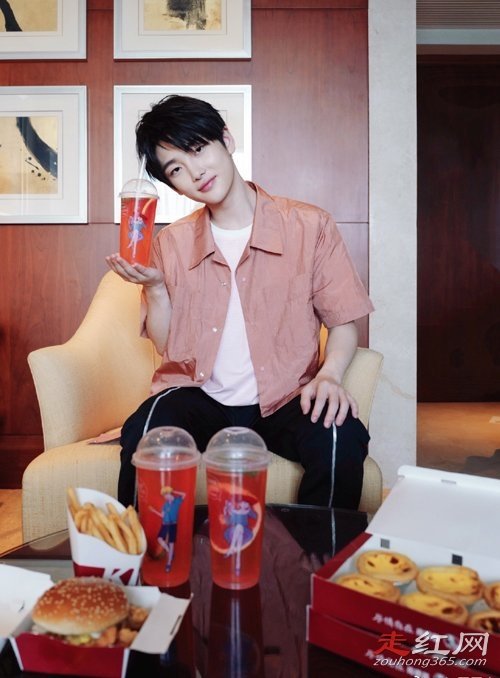 周震南父母是干什么的 家庭背景是富二代吗