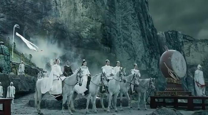 三生三世：翼君有东皇钟，青丘连兵都不养，天君为何却敬畏青丘？