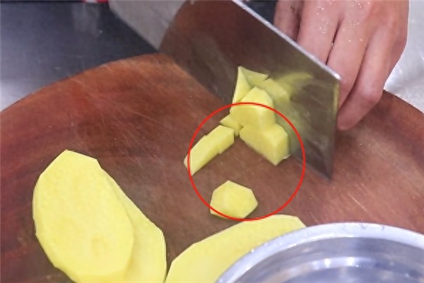 教你咖喱鸡家常做法，咖喱香浓鸡块鲜嫩，好吃超下饭