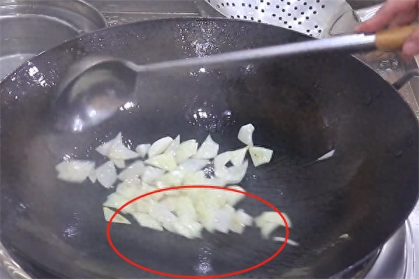 教你咖喱鸡家常做法，咖喱香浓鸡块鲜嫩，好吃超下饭