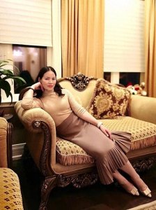 ​老婆外地工作，我与45岁的岳母同住，一天我发现了她的秘密