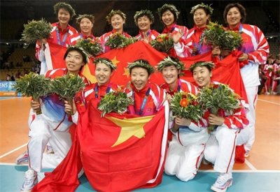 ​冯坤一家三口罕见现身！混血儿子神似妈妈，56岁泰国老公显年轻