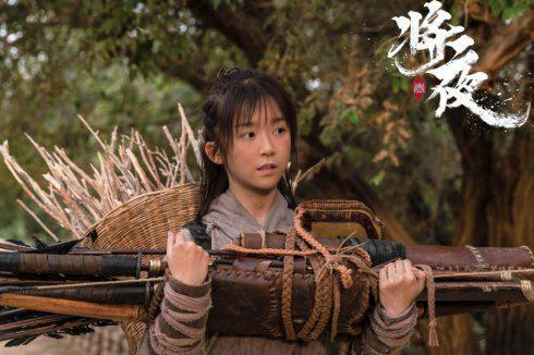 从抽烟喝酒的叛逆少女变成校服女神，搭陈凯歌儿子演《将夜》蹿红