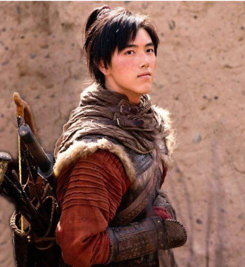 从抽烟喝酒的叛逆少女变成校服女神，搭陈凯歌儿子演《将夜》蹿红