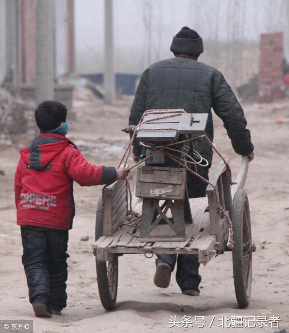 14个父亲背影感人瞬间，哪张打湿了您的眼，哪张又勾起了您的回忆