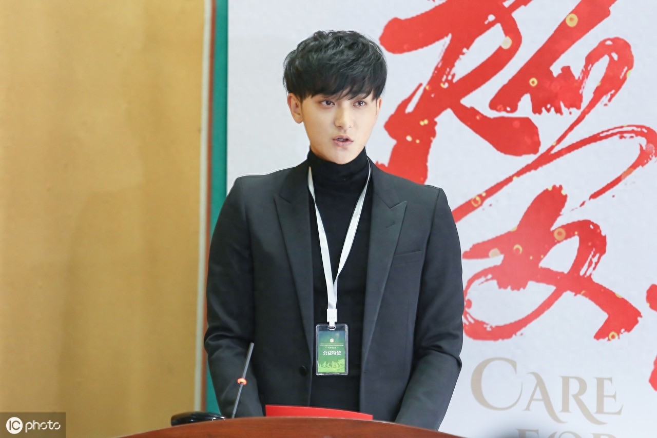 搞笑耿直的偶像黄子韬，身材高挑穿衣也很有feel