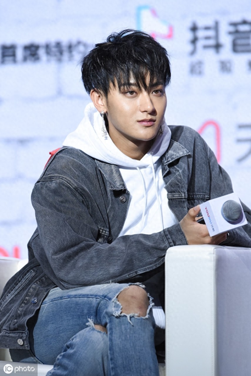 搞笑耿直的偶像黄子韬，身材高挑穿衣也很有feel