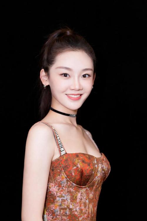 苗苗图片个人资料，郑恺老婆苗苗照片,本文共（1388字）