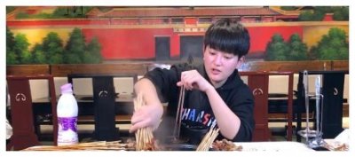 ​大胃王挑战999根串串，中途借口离开去“催吐”，网友：再见！