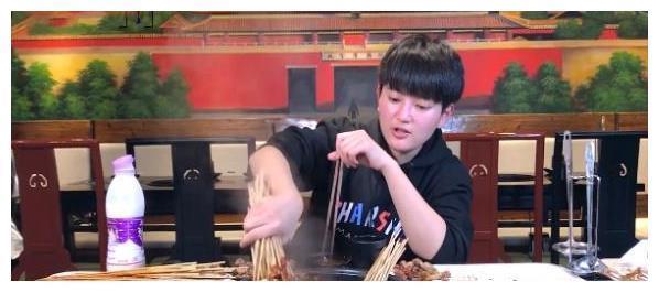 大胃王挑战999根串串，中途借口离开去“催吐”，网友：再见！