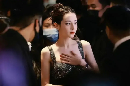 迪丽热巴穿黑色蛋糕裙拍甜酷风写真