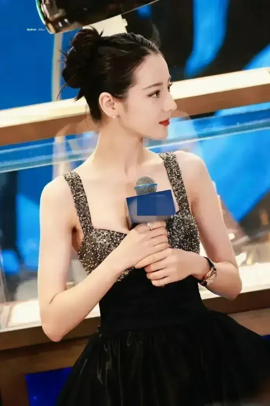 迪丽热巴穿黑色蛋糕裙拍甜酷风写真